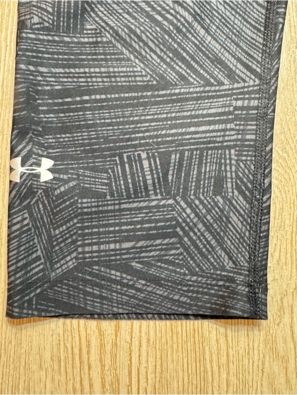 Under Armour HeatGear Capri Leggings Gray Geometric Athletic Athleisure - Picture 4 of 7